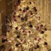 Künstlicher Weihnachtsbaum Weiß-Fichte 180cm ist mit weißen und rosa Dekorationen verziert