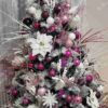 Künstlicher Weihnachtsbaum Weiß-Fichte 180cm ist mit weißen und rosa Dekorationen verziert