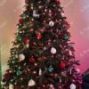 Weihnachtsbaum 3D Tanne Charmant XL 210cm ist mit weißen und roten Dekorationen geschmückt