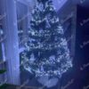 Weihnachtsbaum 3D Tanne Charmant XL 240cm ist mit weißen Dekorationen geschmückt