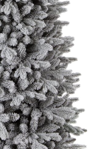 Künstlicher Weihnachtsbaum 3D Königsfichte schlank. Der Baum ist dick mit Schnee bedeckt.