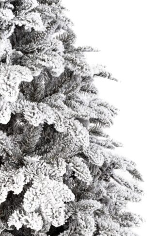 Künstlicher Weihnachtsbaum 3D Weiß-Tanne. Der Baum ist dick mit Schnee bedeckt.