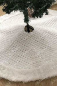 Weiser Weihnachtsbaumteppich mit Fell
