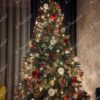 ünstlicher Weihnachtsbaum, grün, dekoriert mit roten und natürlichen Dekorationen, im Wohnzimmer