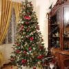Künstlicher Weihnachtsbaum, grün, verziert mit roten und goldenen Dekorationen, im Wohnzimmer