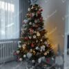 Künstlicher grüner Weihnachtsbaum mit roten und weißen Ornamenten im Wohnzimmer