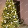 Künstlicher grüner Weihnachtsbaum, geschmückt mit weißem Weihnachtsschmuck, im Wohnzimmer