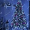 Hellgrüner künstlicher Weihnachtsbaum, geschmückt mit weißem und violettem Weihnachtsschmuck, im Wohnzimmer