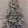 Ein schneebedeckter künstlicher Weihnachtsbaum, dicht mit rosa und kupfernem Weihnachtsschmuck geschmückt, im Wohnzimmer,