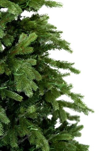 Künstlicher Weihnachtsbaum 3D Fichte Exklusiv. Der Baum hat dichte hellgrüne Nadeln.