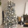 Künstlicher geschmückter Weihnachtsbaum 3D Königsfichte 210cm verschneiter Weihnachtsbaum mit weißem, blauem und silbernem Weihnachtsschmuck