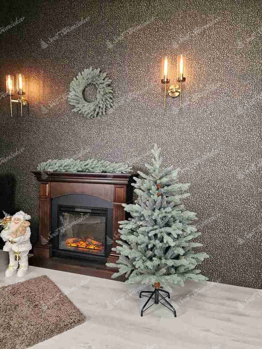 Umelý vianočný stromček 3D Smrek Ľadový 120cm má husté zeleno-strieborné husté ihličie