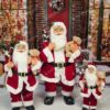 Vianočná dekorácia Santa Claus Tradičný, oblečený má červený kabát s bielou kožušinou, v ruke drží plyšového macka