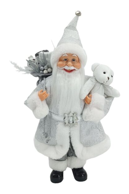 Weihnachtsdekoration Nikolaus Silber 40cm Er hat einen silbernen Mantel mit weißem Fell, schwarze Schuhe, einen silbernen Gürtel und einen langen weißen Bart, er hält ein Stofftier und einen Korb voller Geschenke