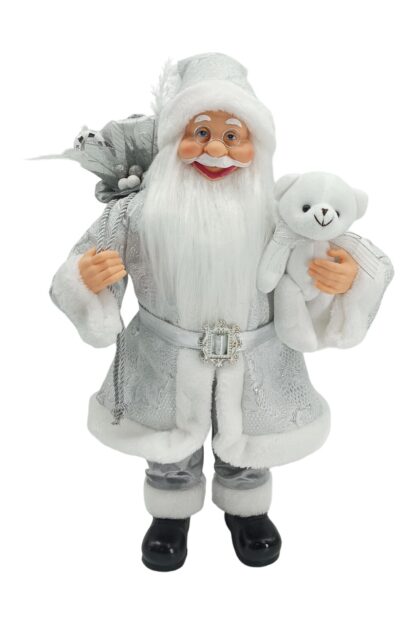 Weihnachtsdekoration Nikolaus Silber 60cm Er hat einen silbernen Mantel mit weißem Fell, schwarze Schuhe, einen silbernen Gürtel und einen langen weißen Bart, er hält ein Stofftier und einen Korb voller Geschenke