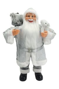 Weihnachtsdekoration Nikolaus Silber 80cm Er hat einen silbernen Mantel mit weißem Fell, schwarze Schuhe, einen silbernen Gürtel und einen langen weißen Bart, er hält ein Stofftier und einen Korb voller Geschenke