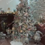 Künstlicher Weihnachtsbaum 3D Polarfichte 180cm ist mit weißen und rosa Dekorationen geschmückt und
