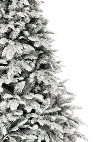 Künstlicher Weihnachtsbaum 3D Tanne Alabaster. Der Baum ist dick mit Schnee bedeckt.