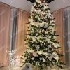 Künstlicher Weihnachtsbaum 3D Fichte Exklusiv 270cm, ist mit weißen und rosa Verzierungen verziert