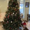 Künstlicher Weihnachtsbaum 3D Fichte Massiv 270cm, ist mit roten und goldenen Verzierungen verziert