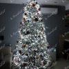Künstlicher Weihnachtsbaum 3D Königsfichte 270cm, ist mit weißen und rosa Verzierungen verziert