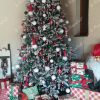 Künstlicher Weihnachtsbaum 3D Sibirische Tanne 270cm, ist mit weißen und roten Verzierungen verziert