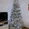 Künstlicher Weihnachtsbaum 3D Sibirische Tanne 270cm, ist mit weißen und rosa Verzierungen verziert