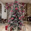 Künstlicher Weihnachtsbaum 3D Sibirische Tanne 270cm, ist mit rosa Verzierungen verziert