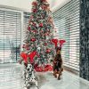 Künstlicher Weihnachtsbaum Nordische Fichte mit Kunstschnee 270cm, ist mit roten und goldenen Verzierungen verziert