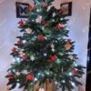 Künstlicher Baum im Topf 3D Tanne Charmant 100cm, ist mit roten und weißen Verzierungen verziert