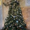 Künstlicher Weihnachtbaum 3D Fichte Massiv mit LED- Beleuchtung 210cm 450LED, ist mit goldenen und weißen Verzierungen verziert