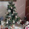 Künstlicher Weihnachtsbaum 100% 3D Mini-Fichte 60cm, ist mit goldenen und weißen Dekorationen verziert