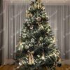 Künstlicher Weihnachtsbaum 3D Alpenfichte 210, ist mit goldenen und weißen Verzierungen verziert