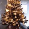 Künstlicher Weihnachtsbaum 3D Alpenfichte im Topf 100cm, es ist mit weißen Verzierungen verziert