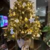 Künstlicher Weihnachtsbaum 3D Alpenfichte im Topf 100cm, ist mit goldenen und weißen Verzierungen verziert