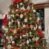 Künstlicher Weihnachtsbaum 3D Alpenfichte XL 180cm, es ist mit weißen und roten Verzierungen verziert