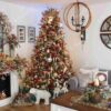 Künstlicher Weihnachtsbaum 3D Alpenfichte XL 240cm, ist mit roten und goldenen Verzierungen gesmückt