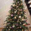 Künstlicher Weihnachtsbaum 3D Bergfichte mit LED-Beleuchtung 210cm LED450, ist mit weißen und rosa Dekorationen verziert