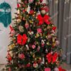 Künstlicher Weihnachtsbaum 3D Bergfichte mit LED-Beleuchtung 210cm LED450, ist mit weißen und roten Dekorationen verziert