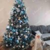 Künstlicher Weihnachtsbaum 3D Eisfichte 210cm, ist mit weißen und blauen Verzierungen geschmückt