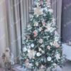Künstlicher Weihnachtsbaum 3D Eisfichte 210cm, ist mit weißen und rosa Dekorationen verziert