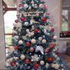 Künstlicher Weihnachtsbaum 3D Eisfichte 210cm, st mit weißen und roten Dekorationen verziert