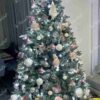 Künstlicher Weihnachtsbaum 3D Eisfichte 210cm, ist mit weißen und rosa Dekorationen verziert