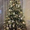 Künstlicher Weihnachtsbaum 3D Eisfichte 210cm, ist mit weißen und goldenen Verzierungen geschmückt