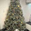 Künstlicher Weihnachtsbaum 3D Eisfichte 240cm, ist mit Kupfer- und Goldverzierungen geschmückt