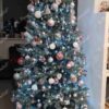 Künstlicher Weihnachtsbaum 3D Eisfichte Schmal 210cm, ist mit rosa und weißen Dekorationen verziert