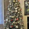 Künstlicher Weihnachtsbaum 3D Eisfichte Schmal 240cm, ist mit roten, silbernen und weißen Verzierungen geschmückt