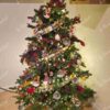 Künstlicher Weihnachtsbaum 3D Fichte Exklusiv 150cm, ist mit roten und weißen Verzierungen geschmückt