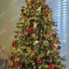 Künstlicher Weihnachtsbaum 3D Fichte Exklusiv 210cm, ist mit roten und weißen Verzierungen geschmückt