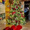 Künstlicher Weihnachtsbaum 3D Fichte Exklusiv 210cm, ist mit roten und goldenen Verzierungen geschmückt